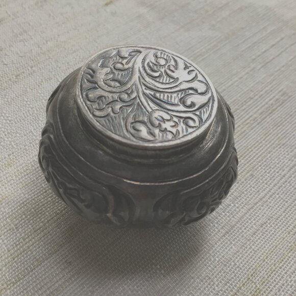 Vintage REO ® Sterling Silver Repoussé Pill Snuff Box Floral Scroll Hinged Lid - Picture 1 of 11